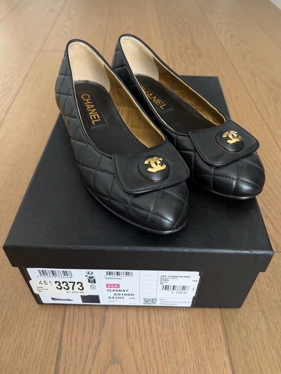 CHANEL Shoes - CHANEL Black Quilted Leather Ballet Flats with Gold CC Emblem size 36